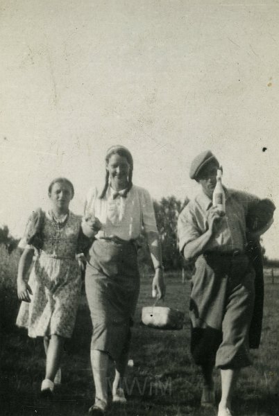 KKE 4972.jpg - Fot. Na pikniku. Trzy nieznane osoby, Miratycze, 1938 r.
